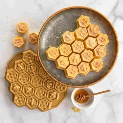 Nordicware Honeycomb Pull-Apart Dessert Pan -Kitchen Serie Store NW0014NordicwareHoneycombPull ApartDessertPanLifestyle2