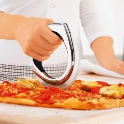 Rosle Modern Classics Pizza Wheel -Kitchen Serie Store RO0058 RosleModernClassicsPizzaWheellifestyle