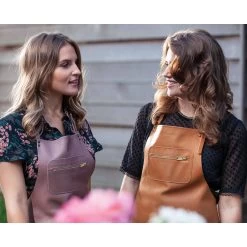 Dutchdeluxes Leather Zipper Apron In Classic Brown -Kitchen Serie Store dutch deluxes leather zipper aprons lifestyle