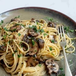 Lagoa Dinner Plate 27cm 13 Lagoa Dinner Plate 27cm -Kitchen Serie Store lifestyle 0027 dried mushroom spaghetti lagoa close up 31ff7378 a5c1 4a1a a017 9ead42bb24f3